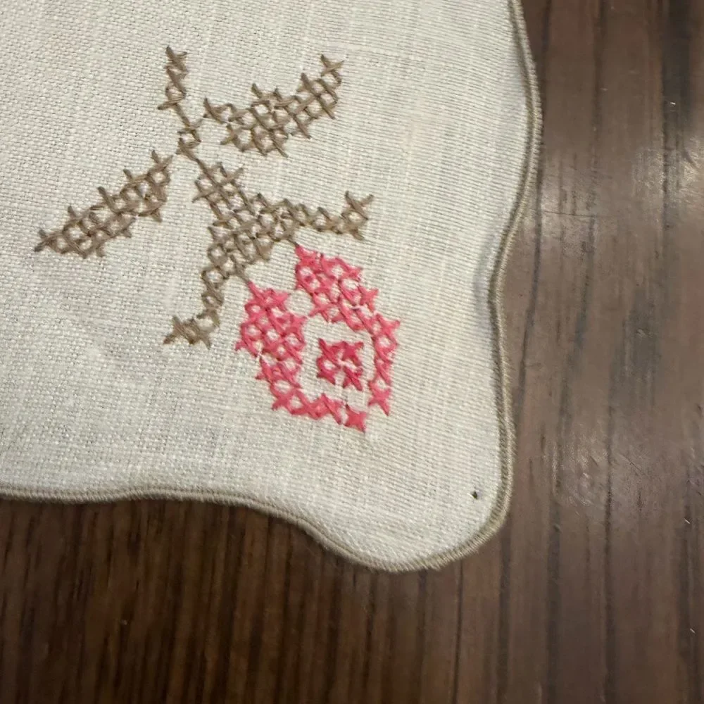 Embroidered Floral Linen Napkins. Set of 4. Vintage. Beautiful.